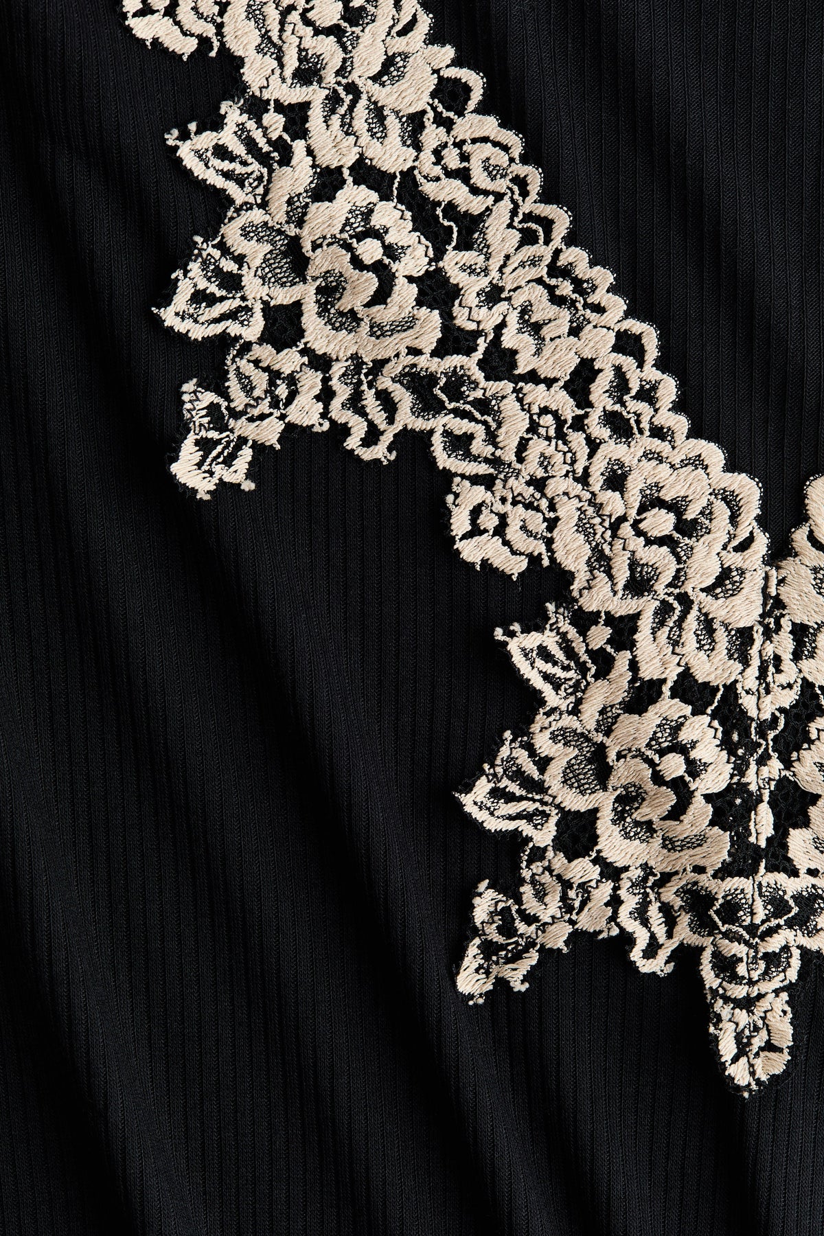 Bluse FLORA, Nahaufnahme der cremefarbenen Spitze