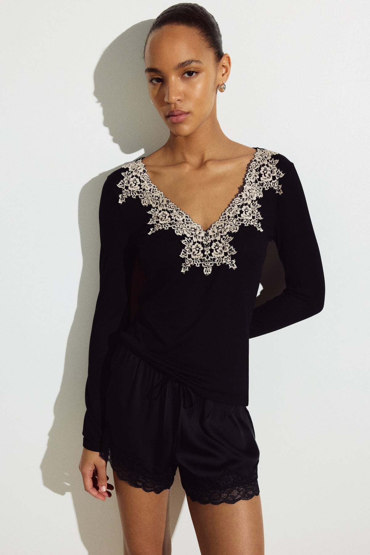 Bluse FLORA am Model mit Satin-Shorts